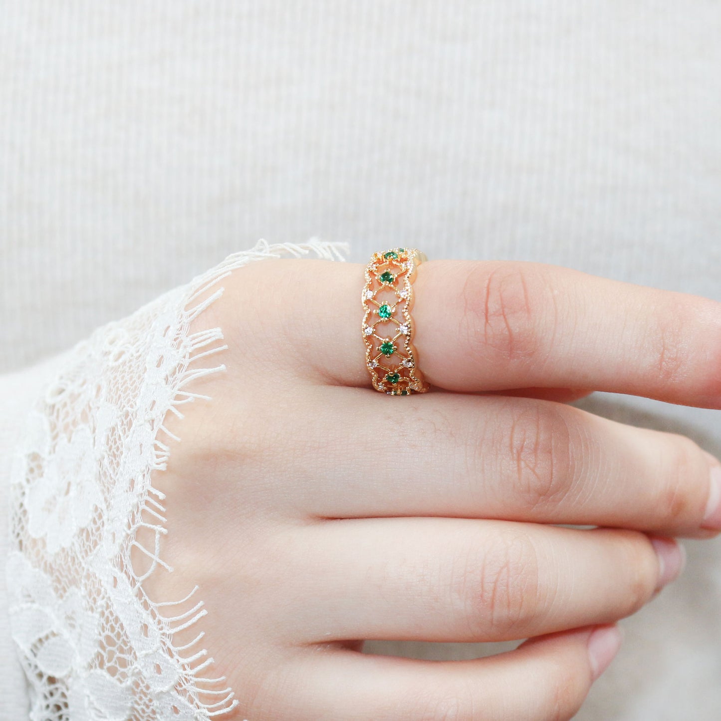 French Retro Lace Hollow Emerald Ring