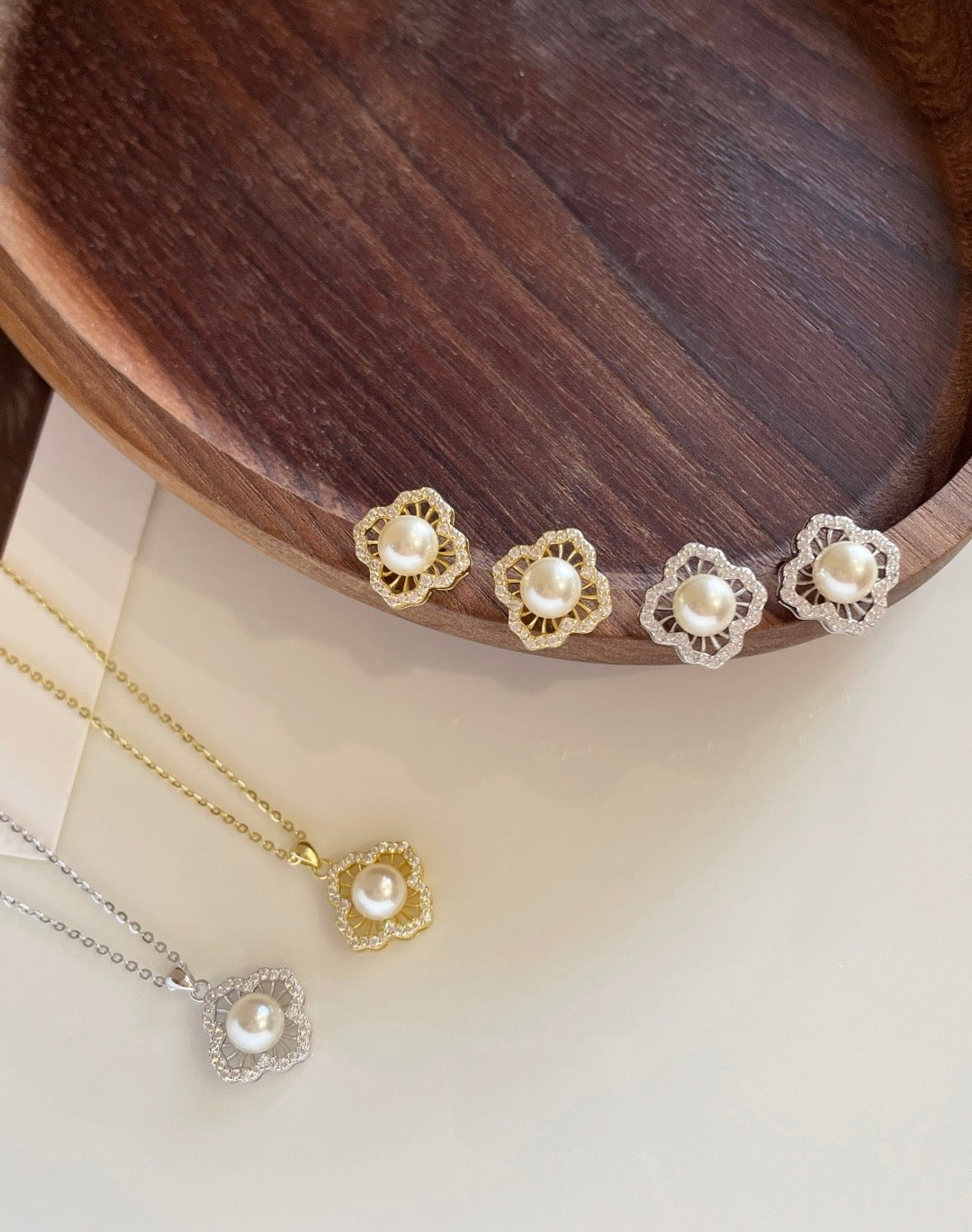 Pearl pendants, gold-plated necklaces, natural freshwater pearls, Valentine's Day gifts.