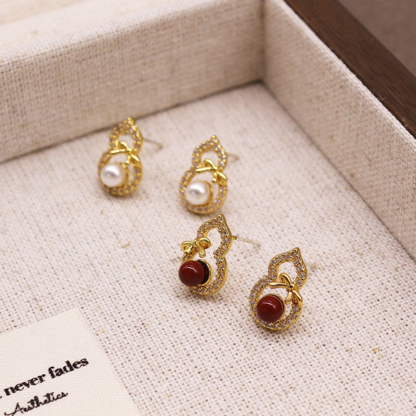 Hourd pearl zircon earrings female retro fashion luxury earrings exquisite Joker earrings.