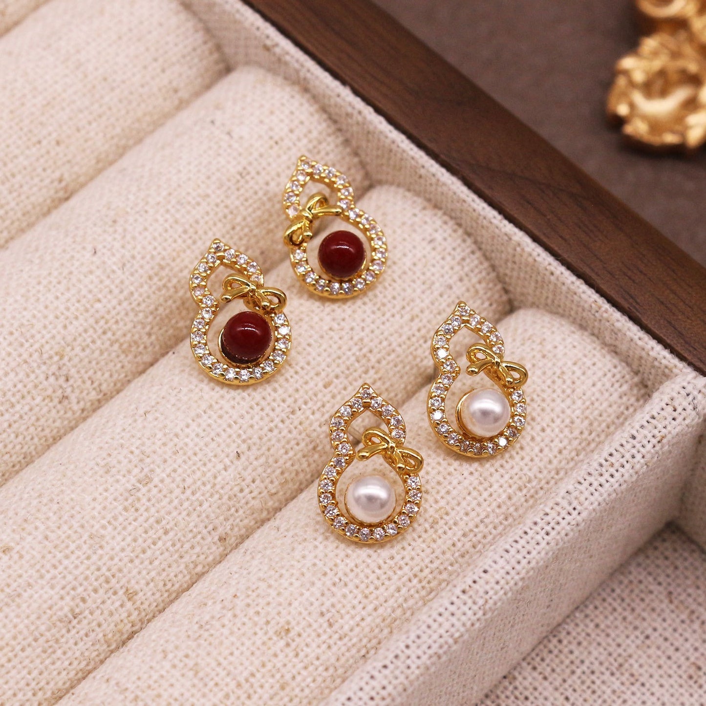 Hourd pearl zircon earrings female retro fashion luxury earrings exquisite Joker earrings.