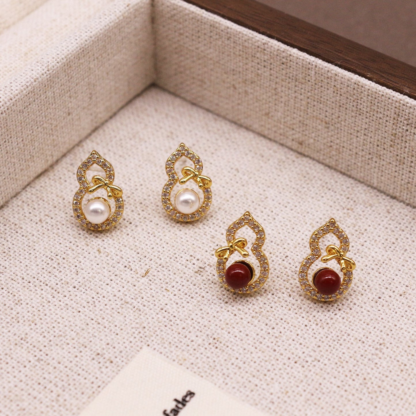 Hourd pearl zircon earrings female retro fashion luxury earrings exquisite Joker earrings.