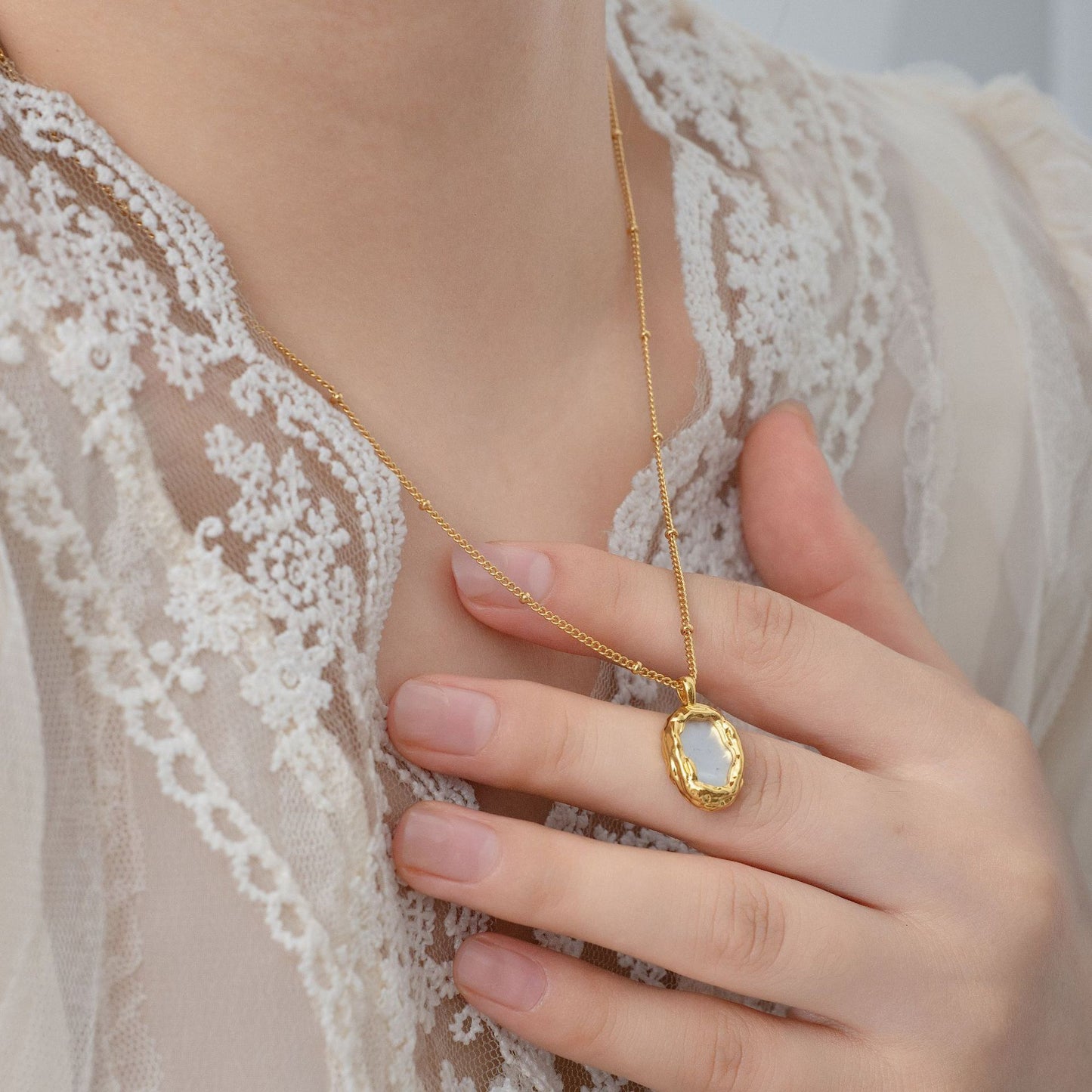 Retro Fritillaria Necklace Electroplated with 18K real gold irregular oval accessories ins wind fashion high-grade jewelry