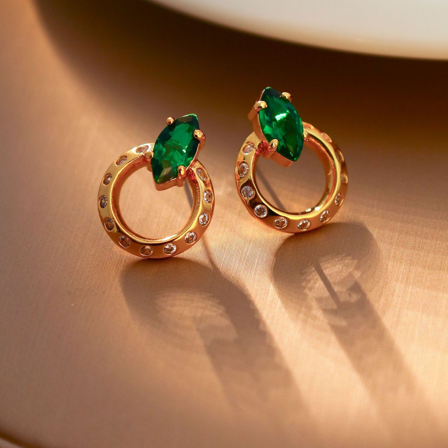 Vintage small fragrance green earrings French medieval palace style exaggerated high sense earrings