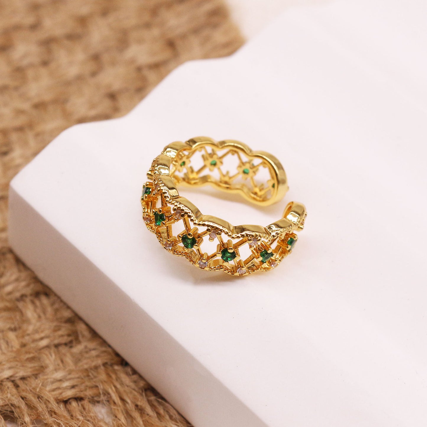 French Retro Lace Hollow Emerald Ring