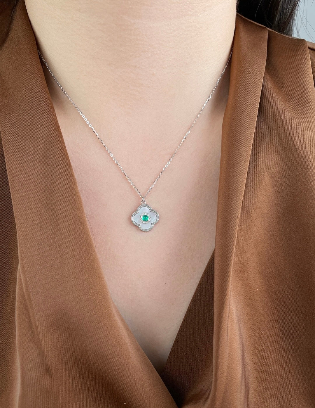 Shell necklace 18k gold plated.