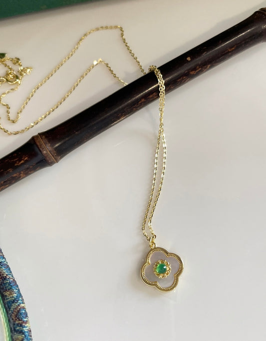 Shell necklace 18k gold plated.