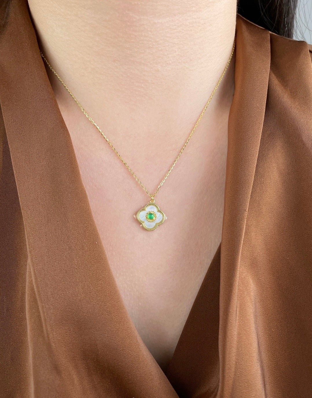 Shell necklace 18k gold plated.