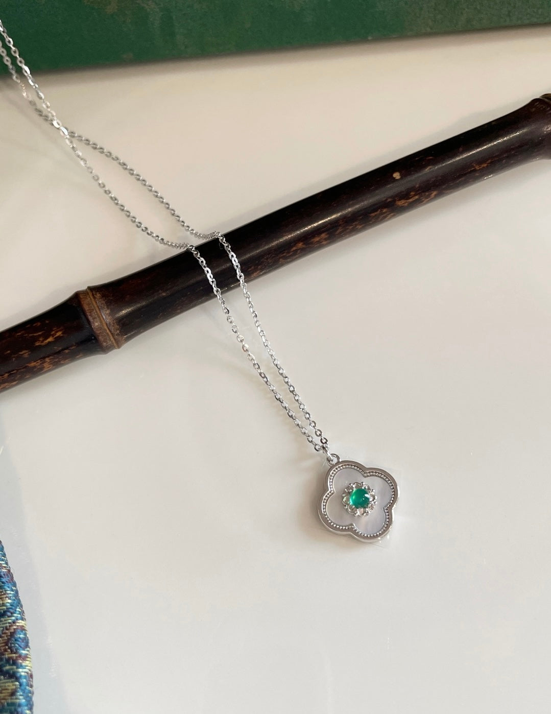Shell necklace 18k gold plated.