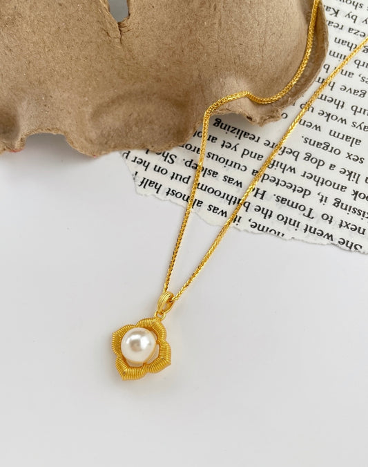 Pearl pendants, gold-plated necklaces, natural freshwater pearls, Valentine's Day gifts.