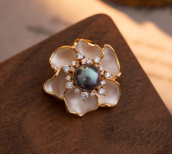 vintage brooch with natural pearls design