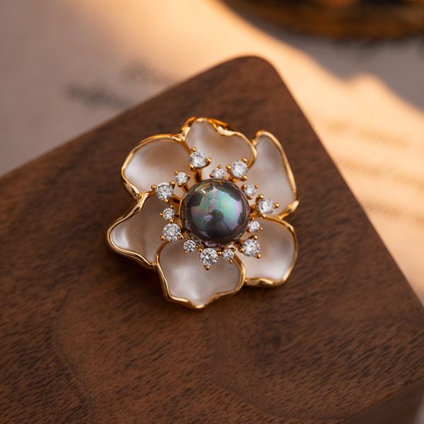 vintage brooch with natural pearls design